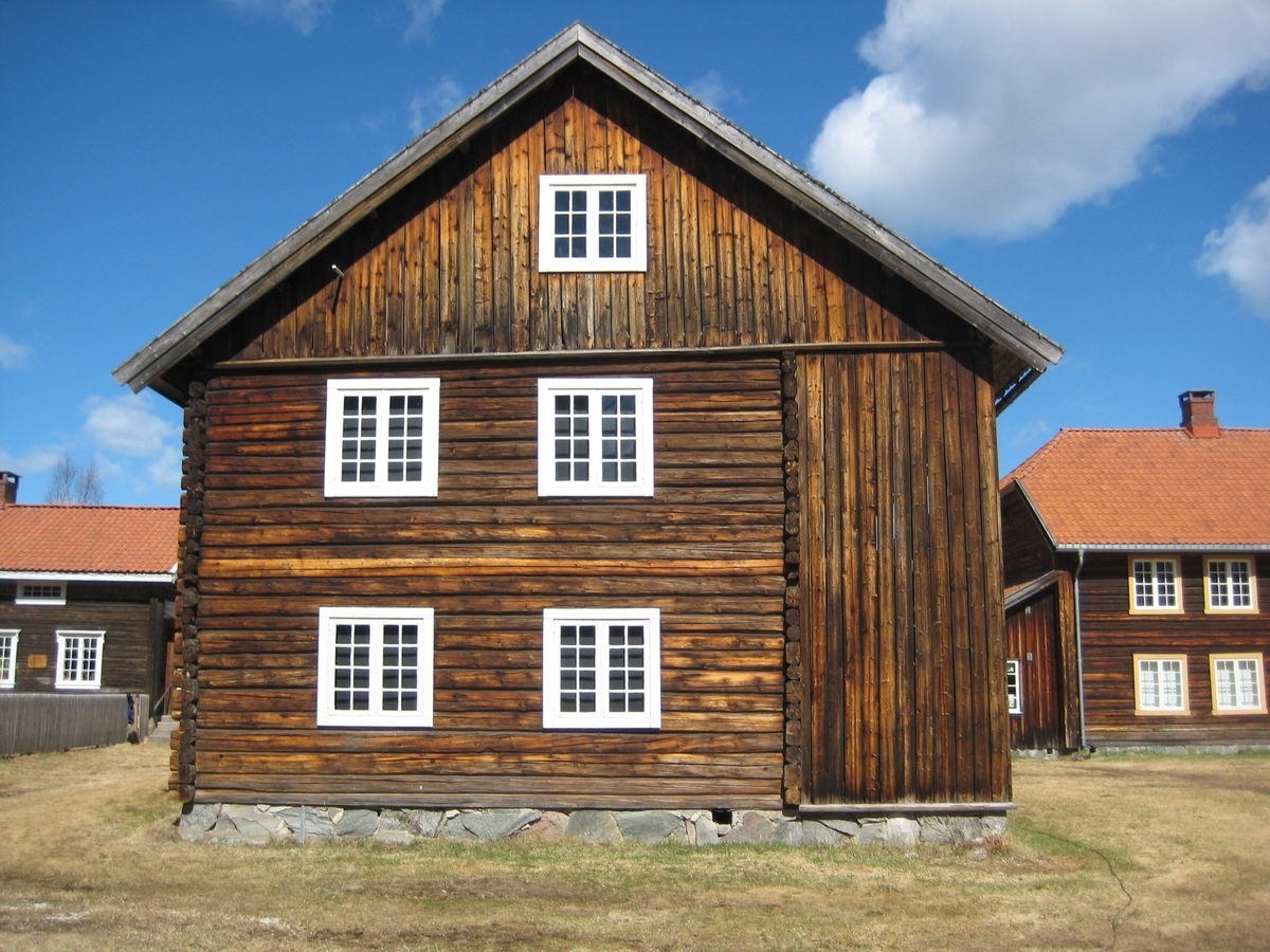 Laftet bygning med svalgang i to etasjer på ringmur av forblendet betongmur.
Bygningen kommer fra Skjeppestad i Nord-Odal. Opprinnelig var huset ei en-etasjes stue med loft. Siden, trolig rundt 1820, ble bygningen utvidet i høgde og bredde og fikk svalgang foran. Denne var utsatt for vær og vind og ble kledd inn ca 1895. Da bygnignen ble flyttet til Odalstunet i 1957 ble den oppført slik den så ut før denne ombyggingen. I 2018 måtte veggen mot nord igjen kles inn med panel.