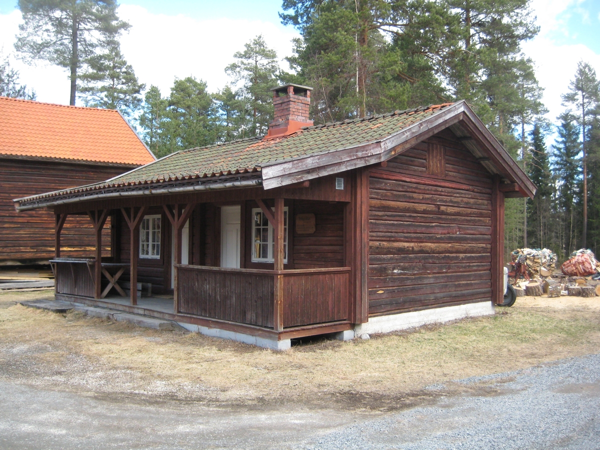 Bygningen er opprinnelig ei drengestue i to etasjer. Føste etasje er opppført på Odalstunet. Bygningen har to like store rom som begge har inngangsdør fra svalgangen. Pipe i midten og gjennomgang mellom rommene.