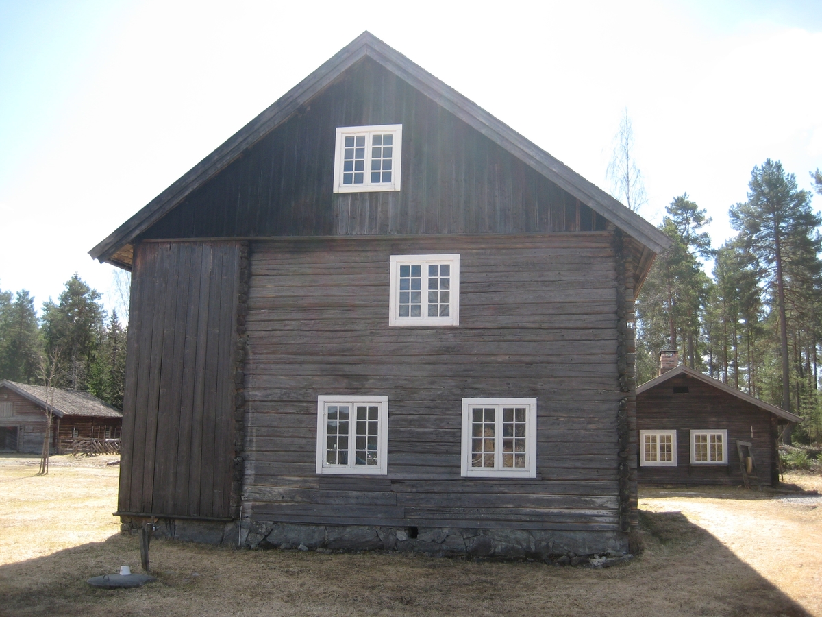 Laftet bygning med svalgang i to etasjer på ringmur av forblendet betongmur.
Bygningen kommer fra Skjeppestad i Nord-Odal. Opprinnelig var huset ei en-etasjes stue med loft. Siden, trolig rundt 1820, ble bygningen utvidet i høgde og bredde og fikk svalgang foran. Denne var utsatt for vær og vind og ble kledd inn ca 1895. Da bygnignen ble flyttet til Odalstunet i 1957 ble den oppført slik den så ut før denne ombyggingen. I 2018 måtte veggen mot nord igjen kles inn med panel.