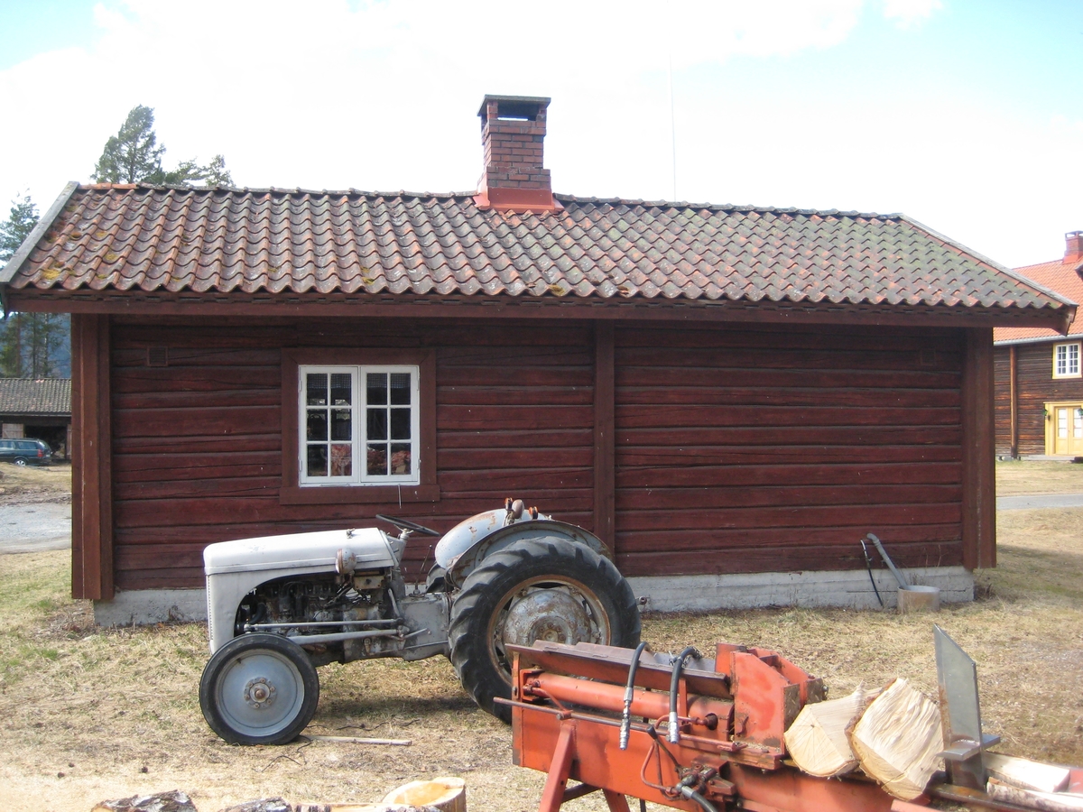 Bygningen er opprinnelig ei drengestue i to etasjer. Føste etasje er opppført på Odalstunet. Bygningen har to like store rom som begge har inngangsdør fra svalgangen. Pipe i midten og gjennomgang mellom rommene.