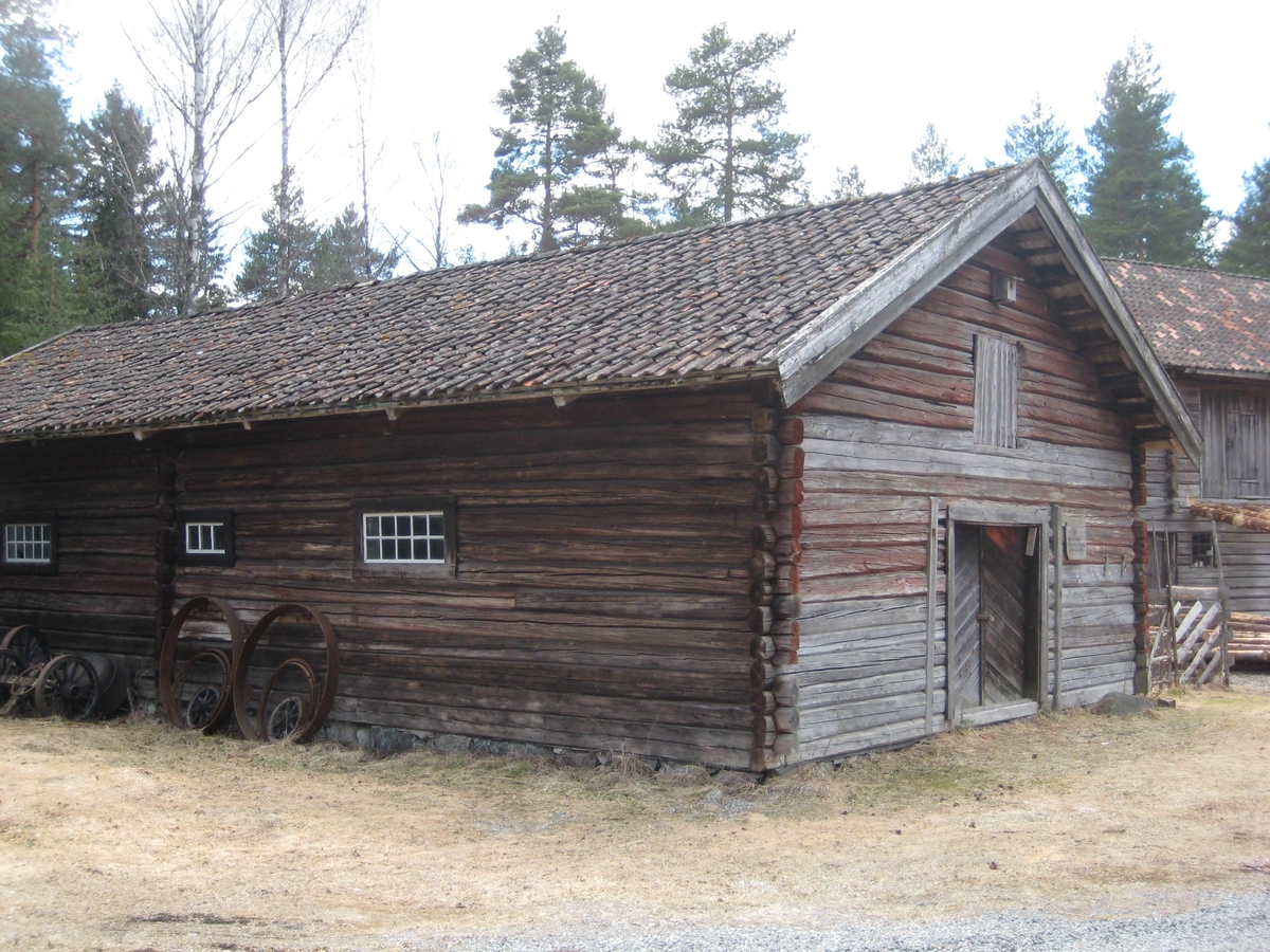 Lasfet fjøs i en stasje. Inngang gjennom doble dører fra begge gavlender. Fjøset er delt i to like store deler med en laftet vegg på tvers midt på.