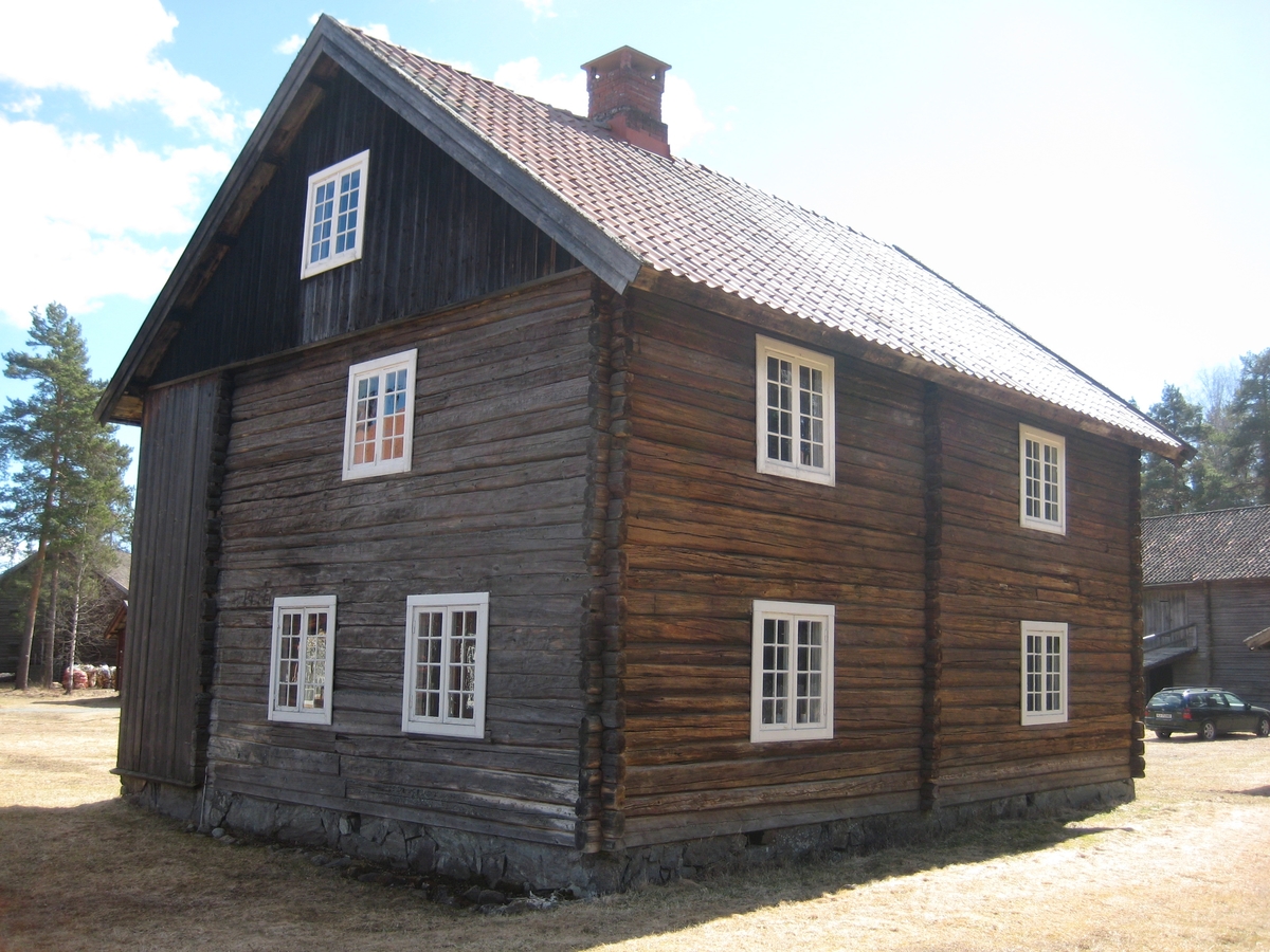 Laftet bygning med svalgang i to etasjer på ringmur av forblendet betongmur.
Bygningen kommer fra Skjeppestad i Nord-Odal. Opprinnelig var huset ei en-etasjes stue med loft. Siden, trolig rundt 1820, ble bygningen utvidet i høgde og bredde og fikk svalgang foran. Denne var utsatt for vær og vind og ble kledd inn ca 1895. Da bygnignen ble flyttet til Odalstunet i 1957 ble den oppført slik den så ut før denne ombyggingen. I 2018 måtte veggen mot nord igjen kles inn med panel.