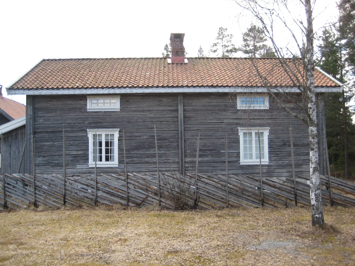 Laftet midtpipehus i to etasjer. Kjøkkengang og verandagang foran husets to innganger. 
Bygningen ble først oppført i en etasje, kanskje allerede midt på 1700-tallet da Storbråten ble ryddet i lia nord for hovedbølet Austvatn, helt på grensa mot Garvik. I 1898 ble huset flyttet og påbygd en etasje. Samtidig fikk den sveitserstilsdetaljer rundt vinduene. En verandagang ble påsatt ca 1910. Den datt ned den store snøvinteren 1966. I 1988 ble huset plukket ned og gjenoppført på Odalstunet som administrasjonsbygg med magasinrom i kjelleren, kontor og møterom.