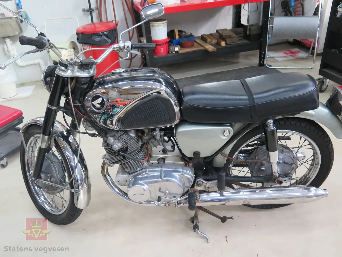 Honda CB 77. Svart motorsykkel,  utstyrt med en 305 cm3 firetakts motor med overliggende kamaksel og to 26 mm Keihin forgassere. Toppafarten var 168,3 km/t og ytelsen var 20 hk (27kw). Dekk foran 2,75 x 18". dekk bak 3,00 x 18". Teleskopgaffel foran. Tenningstypen har tennspole og batteri. Trommelbremser foran og bak. Bensintanken rommer 14 liter. Antall sitteplasser er to.