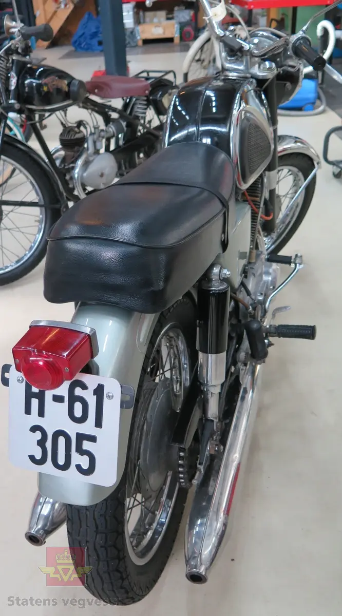 Honda CB 77. Svart motorsykkel,  utstyrt med en 305 cm3 firetakts motor med overliggende kamaksel og to 26 mm Keihin forgassere. Toppafarten var 168,3 km/t og ytelsen var 20 hk (27kw). Dekk foran 2,75 x 18". dekk bak 3,00 x 18". Teleskopgaffel foran. Tenningstypen har tennspole og batteri. Trommelbremser foran og bak. Bensintanken rommer 14 liter. Antall sitteplasser er to.