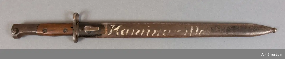 Banjonetten är en belgisk FN (Fabrique Nationale) m/1924 export. Den var applicerbar på bland annat Fabrique Nationale m/1924 gevär och Gewehr 98. Bajonetten härrör troligen från ett katangesiskt vapen och är märkt ”Kaminaville” som i det här fallet syftar på anfallet mot basen i Kaminaville på nyårsafton 1962. Det katangesiska gendarmeriet skulle avväpnas och tryckas tillbaka av både svenska och ghanesiska trupper. I det stora hela var det här en del av Operation Grandslam 28 december 1962 till och med 15 januari 1963. I och med operationen kunde det katangesiska upproret stoppas och FN återtog kontrollen över området. Motståndarsidan, det katangesiska gendarmeriet, stöddes av belgiska legosoldater och hade delvis också belgiska vapen och amerikanska pansarbilar till sitt förfogande.