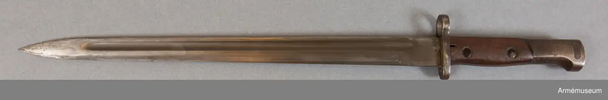 Banjonetten är en belgisk FN (Fabrique Nationale) m/1924 export. Den var applicerbar på bland annat Fabrique Nationale m/1924 gevär och Gewehr 98. Bajonetten härrör troligen från ett katangesiskt vapen och är märkt ”Kaminaville” som i det här fallet syftar på anfallet mot basen i Kaminaville på nyårsafton 1962. Det katangesiska gendarmeriet skulle avväpnas och tryckas tillbaka av både svenska och ghanesiska trupper. I det stora hela var det här en del av Operation Grandslam 28 december 1962 till och med 15 januari 1963. I och med operationen kunde det katangesiska upproret stoppas och FN återtog kontrollen över området. Motståndarsidan, det katangesiska gendarmeriet, stöddes av belgiska legosoldater och hade delvis också belgiska vapen och amerikanska pansarbilar till sitt förfogande.
