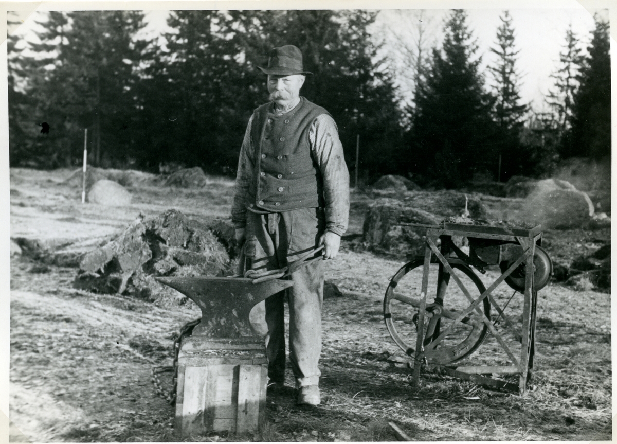 Badelunda sn, Anundshögsområdet, Långby.
Grundläggare Borén härdar, 1933.