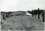 Badelunda sn, Anundshögsområdet, Långby.
Anundshögen och del av skeppssättning.