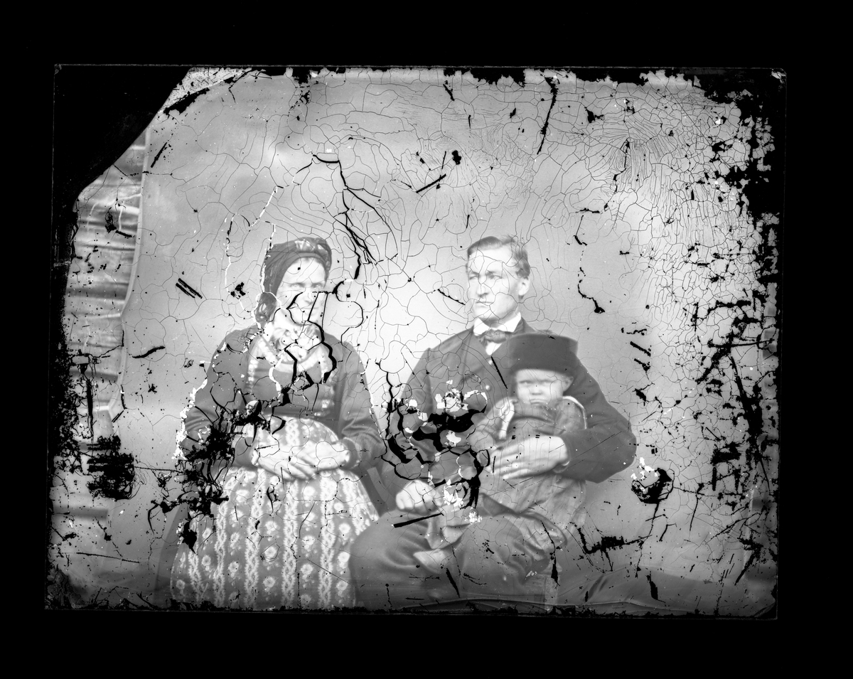 Fotosamling etter fotograf Knut Aslaksen Berdal. f. 1829 Einlaugdalen Vinje, d. 21.01.1895. Portrett av kvinne og mann, han med barn på fanget