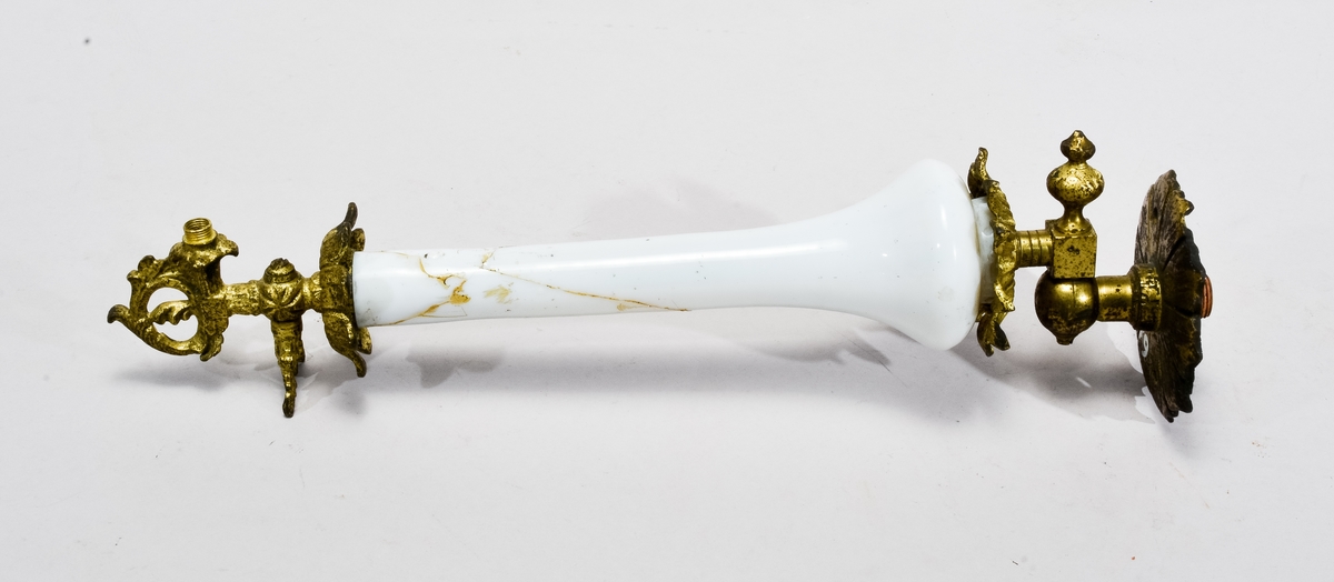 Väggarmatur i mässing och vitt porslin, porslinet spräckt och ihoplimmat.
Påmålad märkning "379".