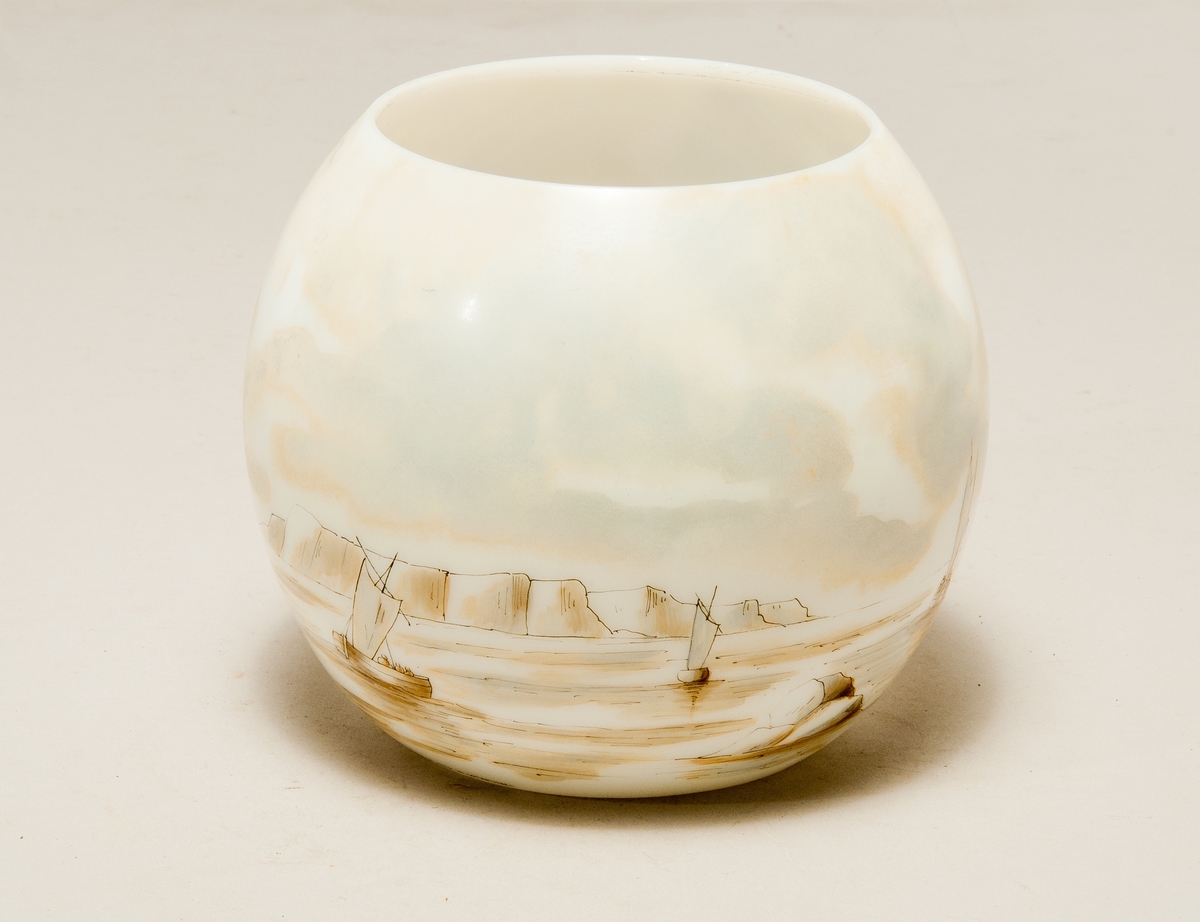 Vit lampkupa med båtmotiv. 
Märkt: "William Sugg & Co Lo, Christiania Double Annealed, Manufactured in Lothringen.".
Kupan spräckt men lagad.