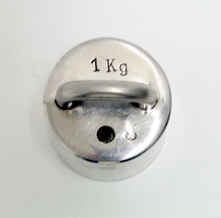 Sylinder av metall med håndtak.