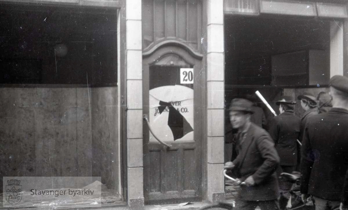 Tatt kort tid etter frigjøringen fra okkupasjonen , .2. verdenskrig. Fredsdagene 1945.. Papirer flyter i gatene etter at kontorene til Nasjonal Samling ( NS ) i Kirkegata 2 har blitt raidet.