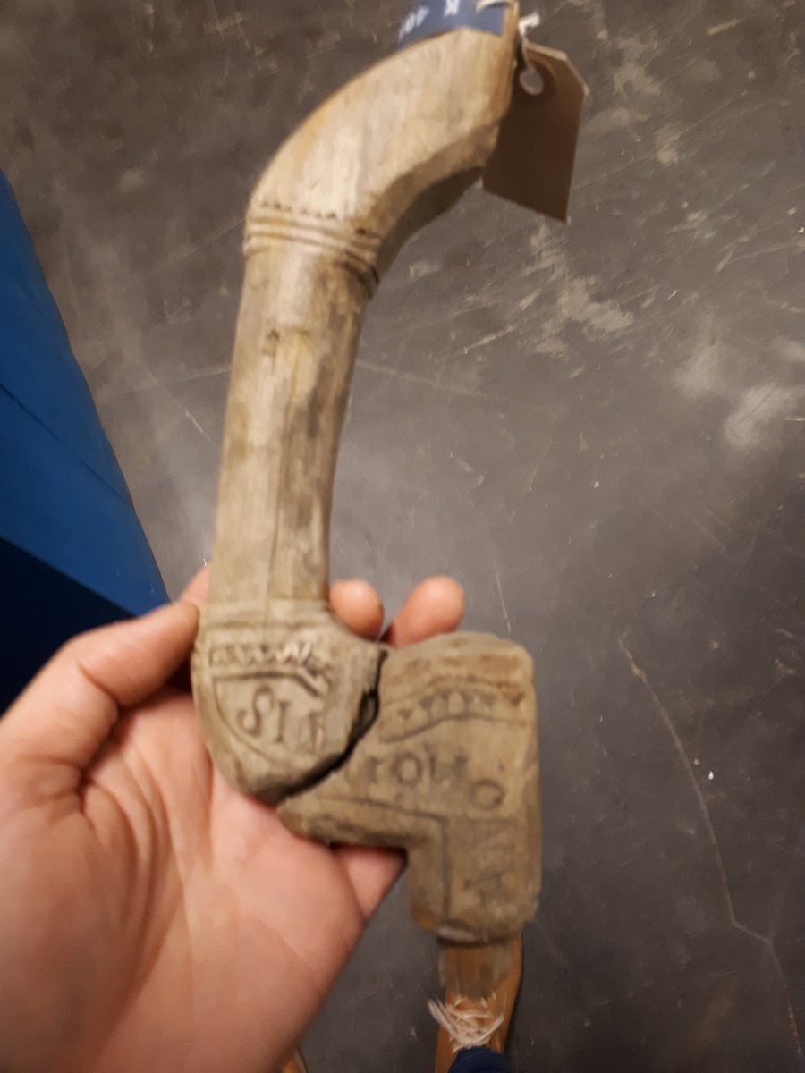 Bitar av en borrsväng med inskriptioner.