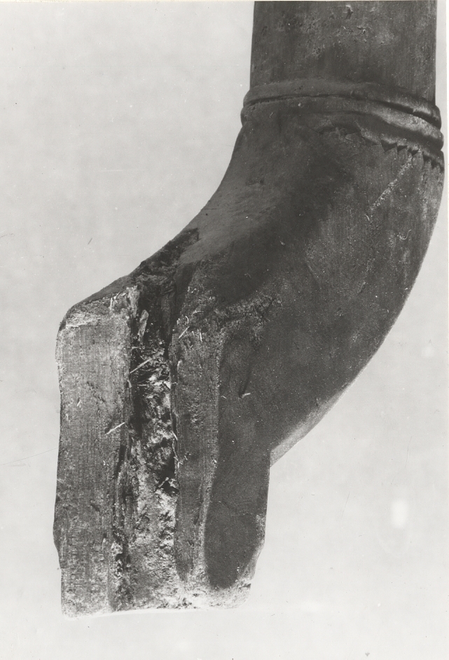 Bitar av en borrsväng med inskriptioner.