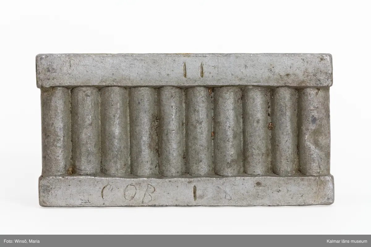 KLM 28437:47:1-2, Glassformar, 2 st, med lock, av tenn. Formen består av tre delar, botten, mittdel och lockdel. Kuber med räfflor på sidorna och cirklar på locken. De båda formarna är identiska.