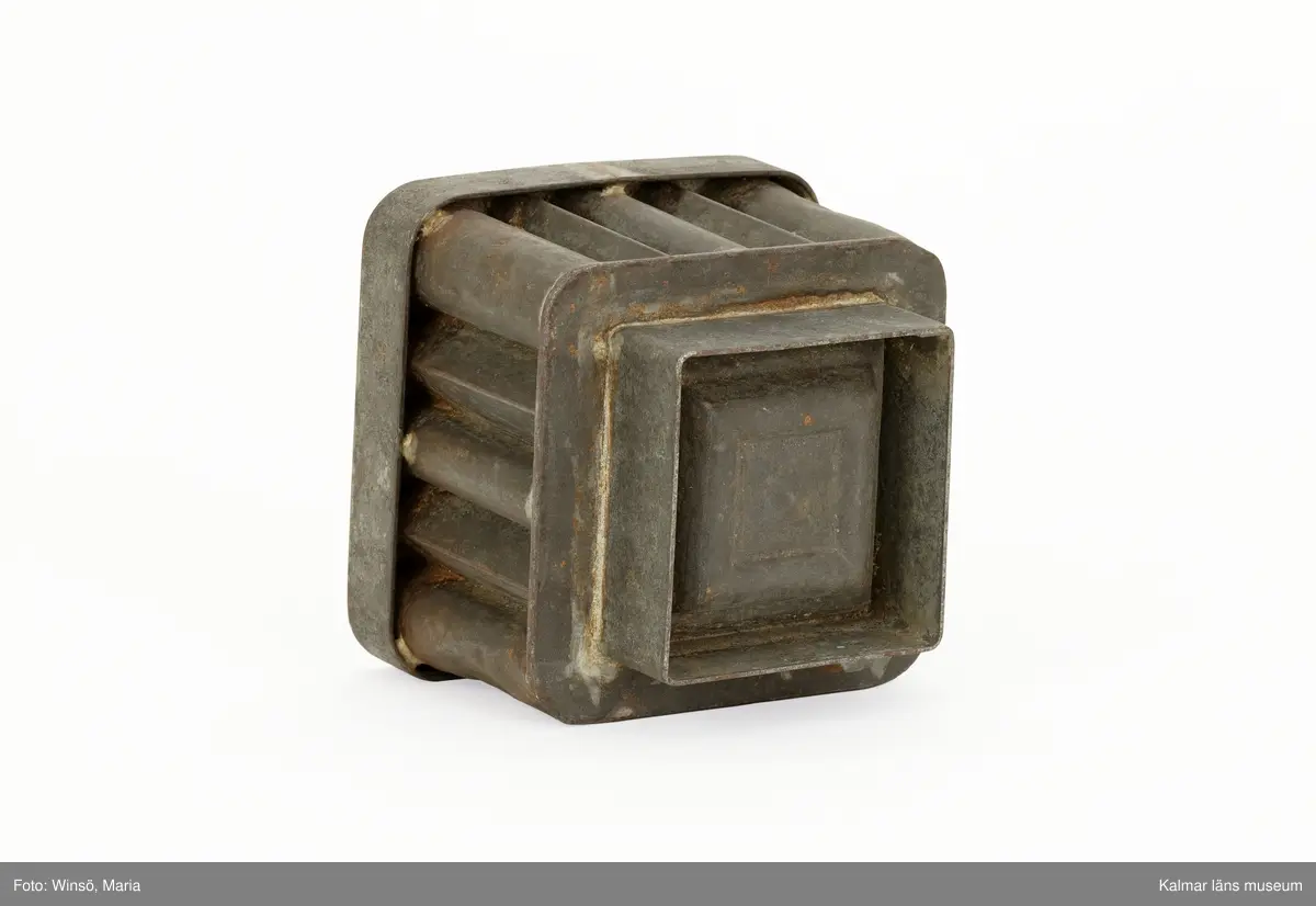 KLM 28437:52, Glassform, av tennplåt?, förtennad. Kub med längsgående räfflor på sidorna och kvadrater längst ner vid mynningen och på toppen.