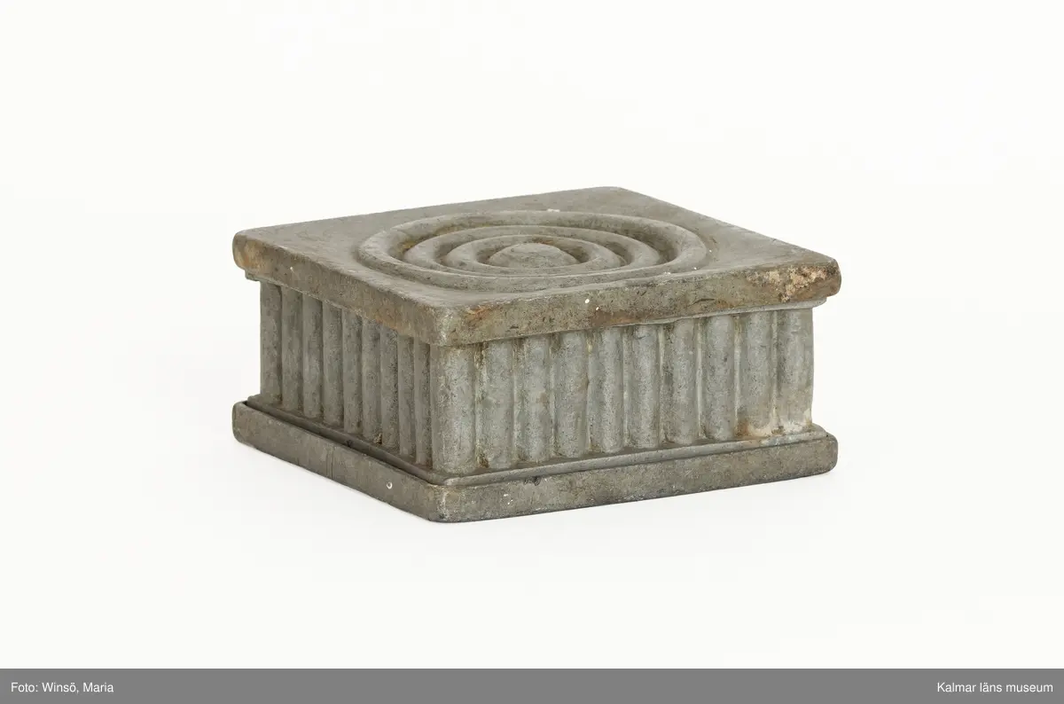 KLM 28437:47:1-2, Glassformar, 2 st, med lock, av tenn. Formen består av tre delar, botten, mittdel och lockdel. Kuber med räfflor på sidorna och cirklar på locken. De båda formarna är identiska.