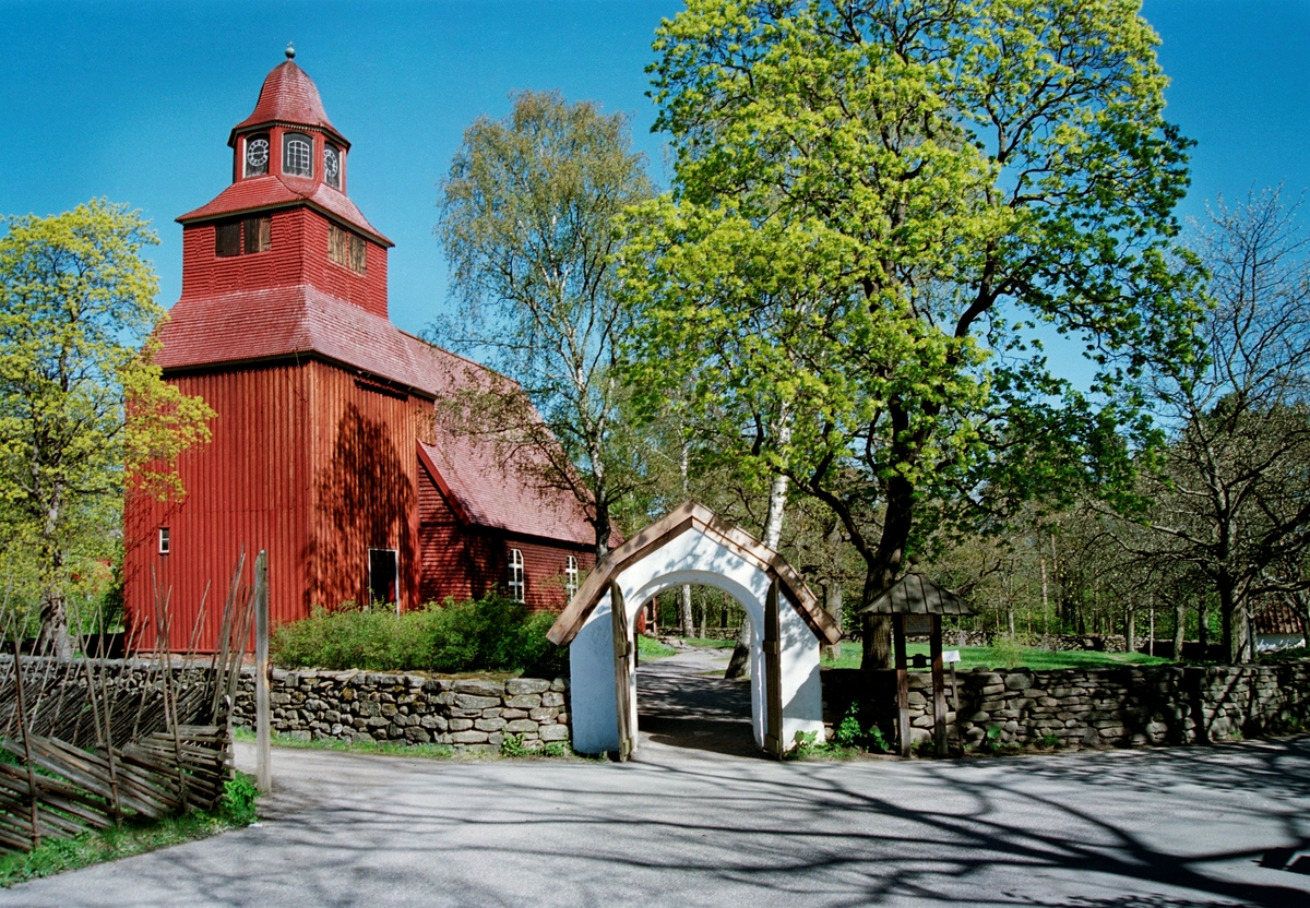 Miljön runt Seglora kyrka på Skansen skapades i samband med att kyrkan flyttades hit från Seglora socken, Marks härad i Västergötland 1916. Kyrkogården som anlagts runt kyrkan på Skansen har anpassats efter terrängen, men har byggts efter mönster av den äldre delen av kyrkogården i Seglora.

 Kyrkogårdsmuren är en kopia uppbyggd av samma karakteristiska skiffriga gnejs från orten. De båda stigluckorna är kopior av de som fanns på platsen, och har i stort sett samma placering i förhållande till kyrkan som de hade på plats i Västergötland, gångsystemet är dock förändrat med anledning av platsens förutsättningar på Skansen. 

På kyrkogården finns tre gravstenar från Seglora. Två av dem är från 1600- och 1700-talet, som hittades i tornets grund och trappa vid flytten till Skansen. Den tredje är medeltida från 1100-talet.  I östra delen av kyrkogården står fyra kors från Rackeby kyrka i Västergötland.

Utanför kyrkogårdsmuren, vid västra porten, finns straffredskap placerade; en spöpåle med halsjärn från Ilsbo i Hälsingland samt en straffstock som är en kopia av en straffstock i Nordiska museets samlingar från Ukna kyrka i Småland. Här finns också en fattigbössa av järn uppsatt i en träställning med sadeltak. Fattigbössan kommer från Grisslehamn i Uppland.