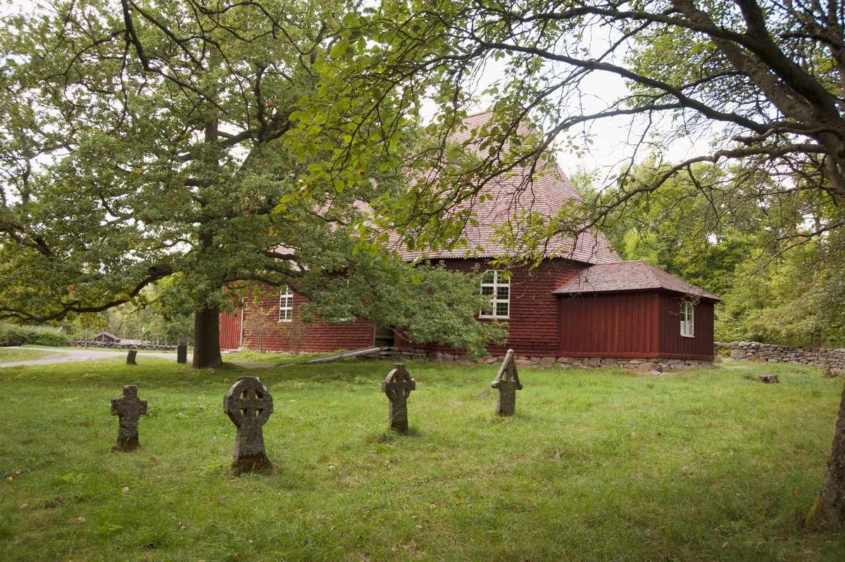 Miljön runt Seglora kyrka på Skansen skapades i samband med att kyrkan flyttades hit från Seglora socken, Marks härad i Västergötland 1916. Kyrkogården som anlagts runt kyrkan på Skansen har anpassats efter terrängen, men har byggts efter mönster av den äldre delen av kyrkogården i Seglora.

 Kyrkogårdsmuren är en kopia uppbyggd av samma karakteristiska skiffriga gnejs från orten. De båda stigluckorna är kopior av de som fanns på platsen, och har i stort sett samma placering i förhållande till kyrkan som de hade på plats i Västergötland, gångsystemet är dock förändrat med anledning av platsens förutsättningar på Skansen. 

På kyrkogården finns tre gravstenar från Seglora. Två av dem är från 1600- och 1700-talet, som hittades i tornets grund och trappa vid flytten till Skansen. Den tredje är medeltida från 1100-talet.  I östra delen av kyrkogården står fyra kors från Rackeby kyrka i Västergötland.

Utanför kyrkogårdsmuren, vid västra porten, finns straffredskap placerade; en spöpåle med halsjärn från Ilsbo i Hälsingland samt en straffstock som är en kopia av en straffstock i Nordiska museets samlingar från Ukna kyrka i Småland. Här finns också en fattigbössa av järn uppsatt i en träställning med sadeltak. Fattigbössan kommer från Grisslehamn i Uppland.