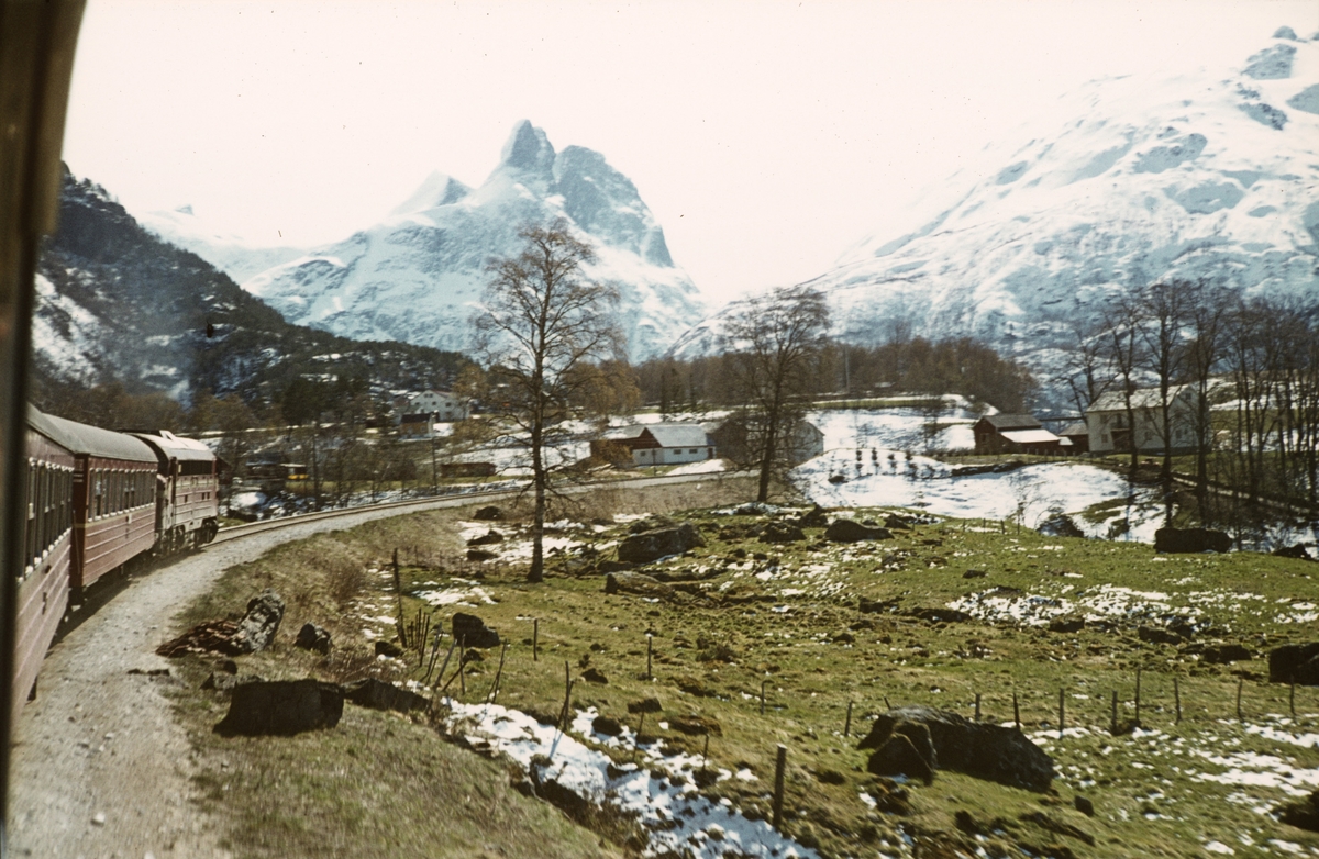Underveis fra Åndalsnes til Dombås med dagtoget til Oslo Ø, tog 352.