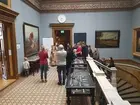 Vänersborgs museum, museets dag 2019. Historisk visning för barn i museet, med museets pedagog Greta Åberg.