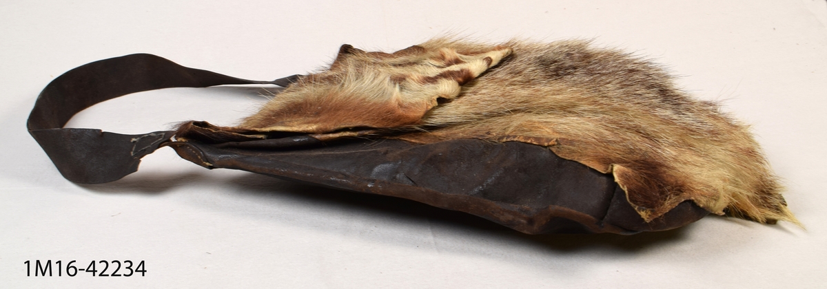 Enl liggare: " Jaktväska, med grävlingsskinn, i övrigt läder, djup"