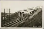 Man på dressin vid viadukten i Kävlinge.
