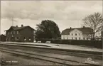 Torup station och gästgivargården i bakgrunden.