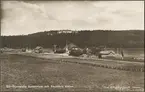 Åsundens station. På höjden i bakgrunden syns sanatoriet i Sjögunnarsbo som invigdes 1916.