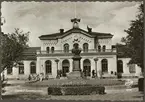 Centralstationen i Örebro. Framför stationshuset står en byst föreställande greven Adolf Eugene von Rosen, kallad 