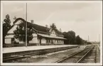 Stationsområde med vy på stationshus och perrong.