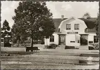 Stationsområde med vy på stationshus och kiosk.