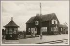 Stationsområde med magasinsbyggnad i bakgrunden.