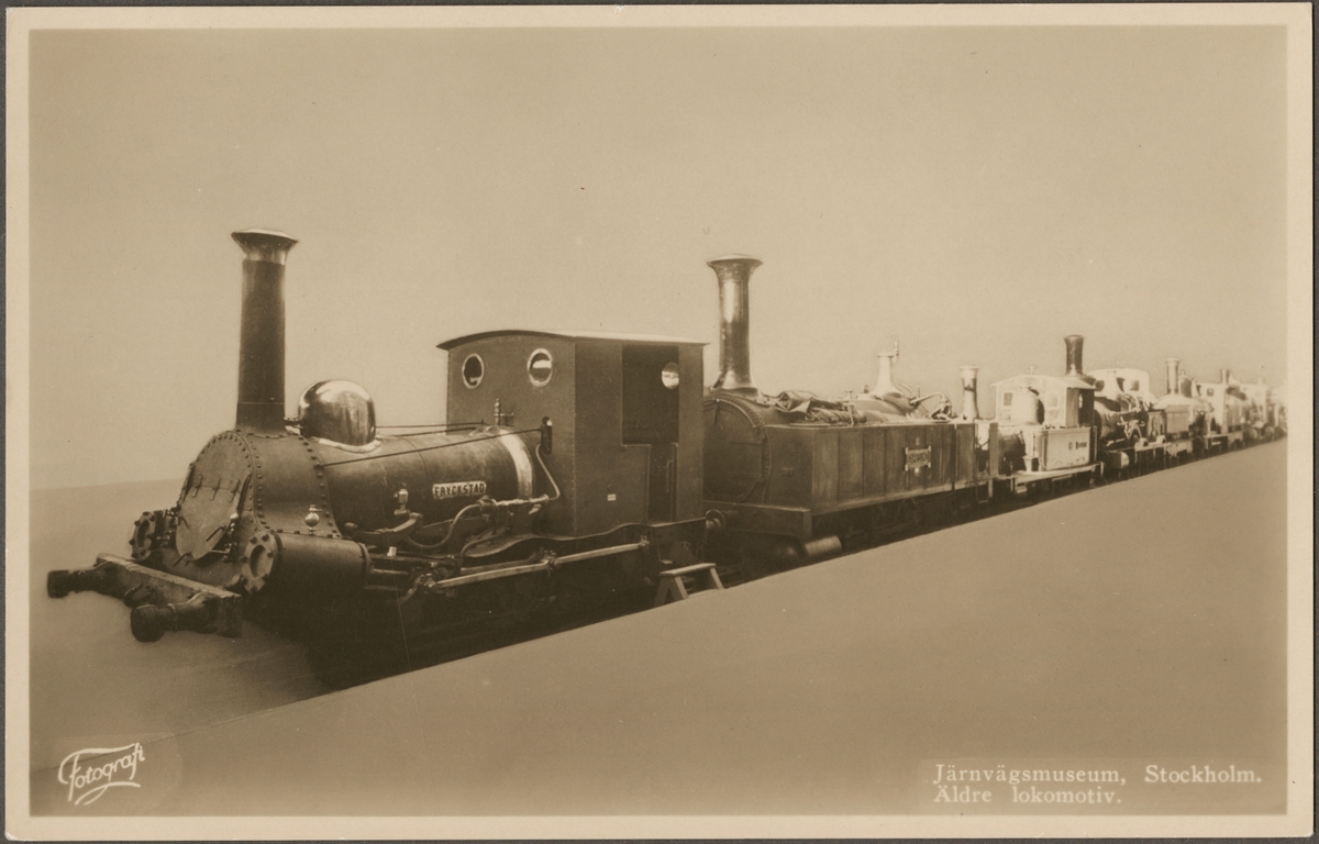 Ånglok, "Fryckstad", spårvidd 1101 mm (1099 mm enligt Katalog över Statens Järnvägars avdelning å Baltiska utställningen i Malmö 1914). Cylinderdiameter 230 mm. Slagets längd 395 mm. Sidoramar utanför hjulen bestående av plåtskodda ekplankor (Katalog över Statens Järnvägars avdelning å Baltiska utställningen i Malmö 1914).