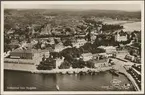 Flygfoto på stad och hamn.