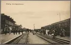 Resande på järnvägsstationen i Köping.