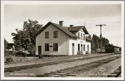 Spårsida av station med perrong i bild.