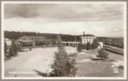 Vy stationsområde och väg in till station.