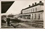 Härnösand station med personal på perrong.