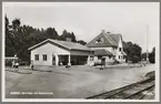 Stationsområde med busshålplats och station.