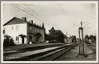 Vy på stationsområde och bangård.