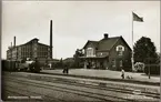 Genevad stationsområde, med sockerfabriken byggd 1906, till vänster i bild.