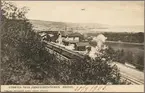 Båstad Södra järnvägsstation, belägen i Sinarpsdalen. Slänten till vänster heter Malens Terass och utgör en del av Hallandsåsen.