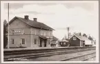 Stationsområde med vy på stationshus och magasin.