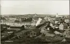 Vy på Strömstad bangård och stad med hamn i bakgrunden.