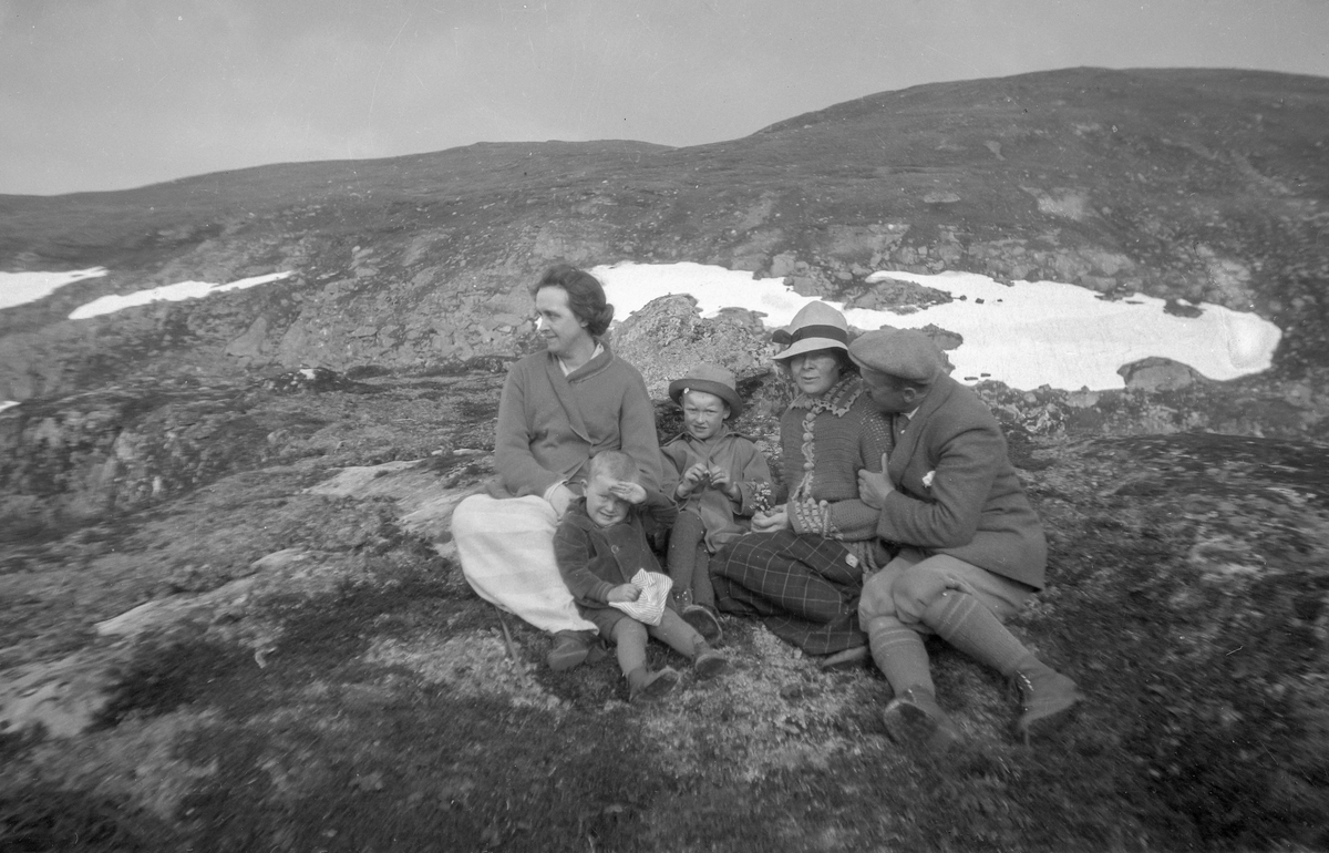 Familie på fjelltur. 