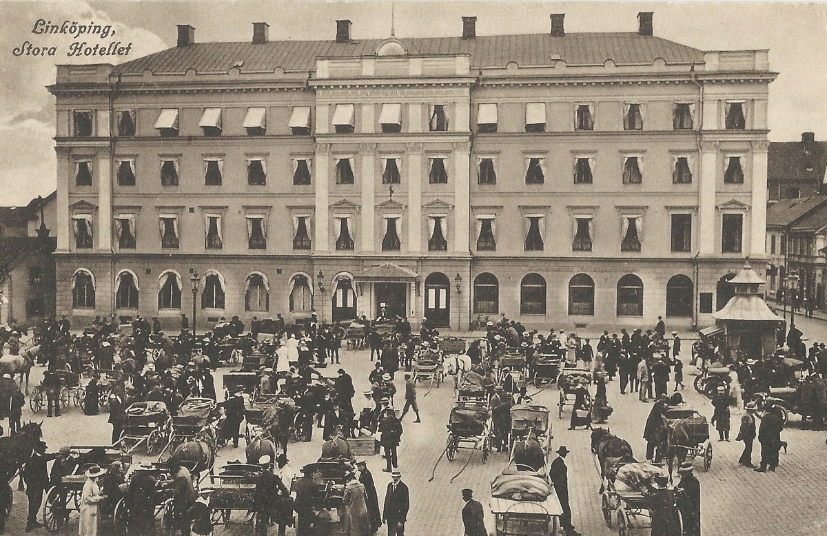 Vykort från Stora hotellet i Linköping .
gatuvy, Storgatan , Stora hotellet, Stora torget, torghandel, häst och vagn,
Poststämplat 26 juni 1921
Nordiskt konstförlag