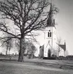 Fagerhults kyrka från väster med kyrktornet i nygotisk stil i fonden.